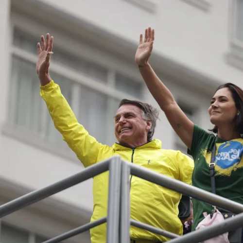 Escolha por Flávio reacende disputa e direita impulsiona Michelle como opção mais forte