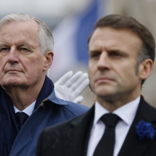 Deputados da França derrubam primeiro-ministro e pedem renúncia de Macron