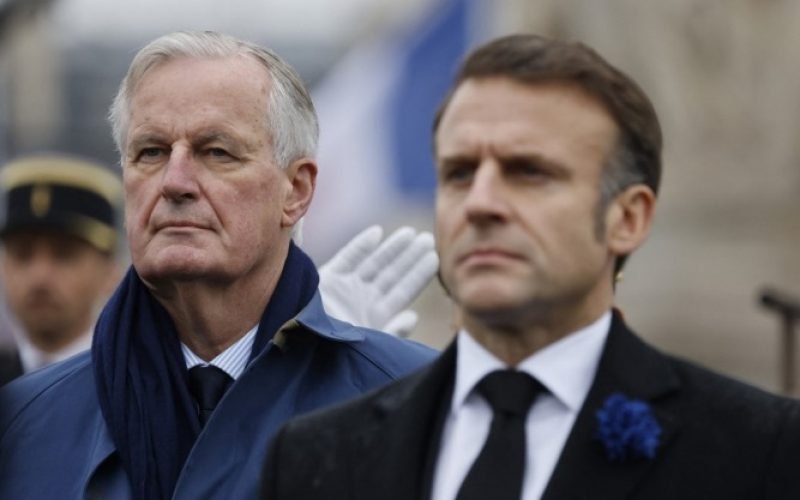 Deputados da França derrubam primeiro-ministro e pedem renúncia de Macron