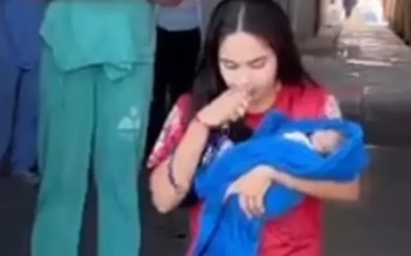 Mãe cumpre promessa após alta do filho na Santa Mônica