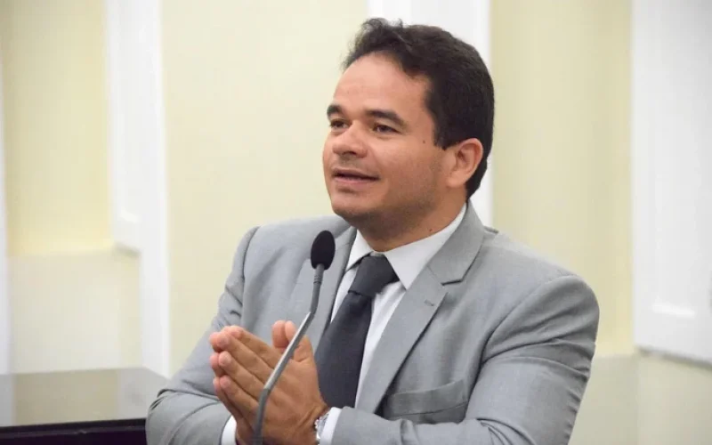 “Ronaldo Medeiros, parceiro do Cabo Bebeto”, brinca Marcelo Victor em sessão da ALE