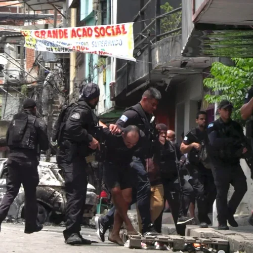 Capitão reage e repreende repórter ao vivo após críticas à atuação policial em megaoperação no Rio