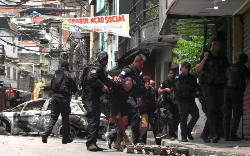 Capitão reage e repreende repórter ao vivo após críticas à atuação policial em megaoperação no Rio