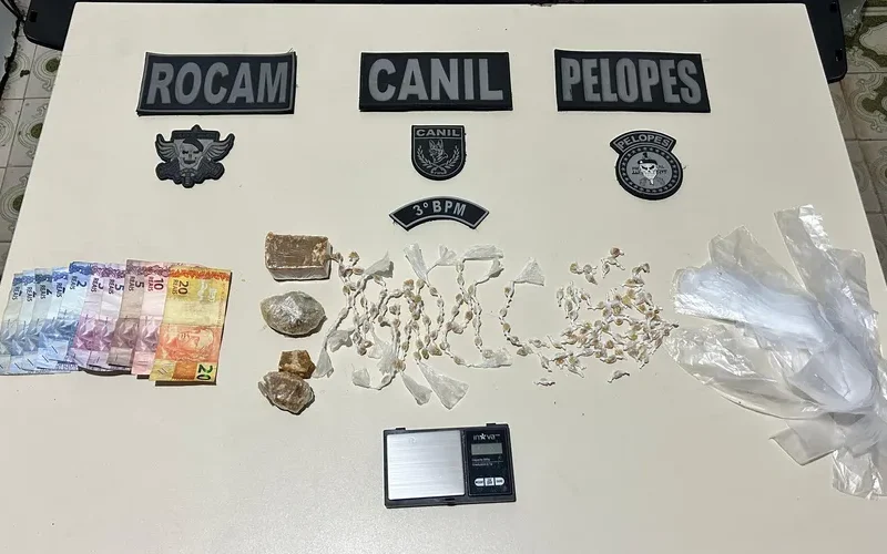 Mulher é presa por tráfico após drogas serem encontradas em descarga de banheiro