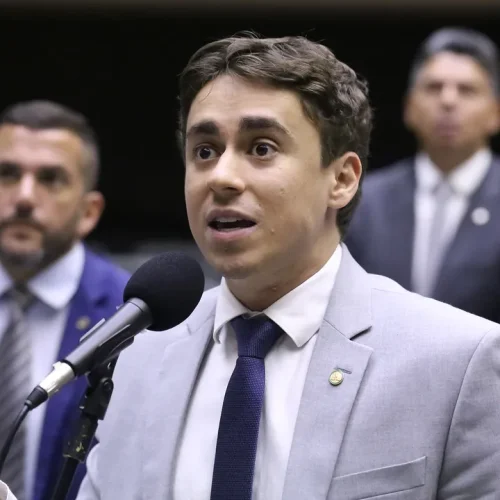 Nikolas Ferreira diz que “Brasil merece o governo que elegeu” e critica STF em discurso na Câmara