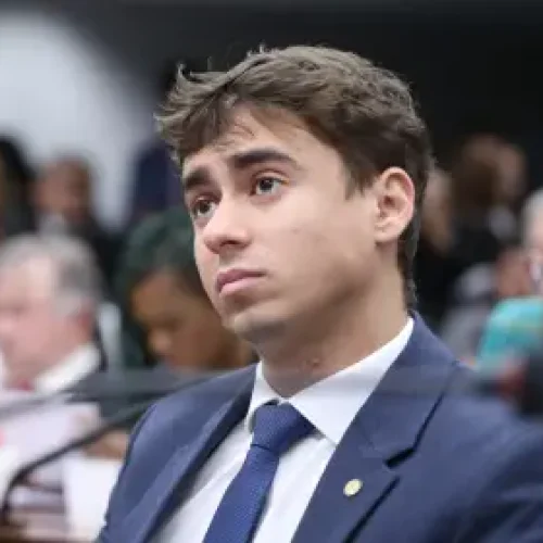 Moraes segura há dois meses pedido de Nikolas Ferreira para visitar Bolsonaro
