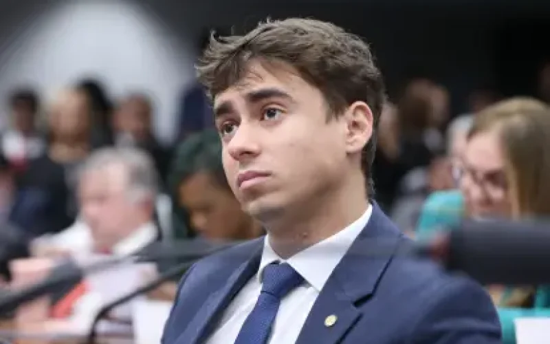 Moraes segura há dois meses pedido de Nikolas Ferreira para visitar Bolsonaro