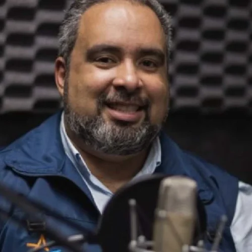 Com trajetória marcada pela comunicação e pela sensibilidade poética, Lininho Novais lança novo livro em Maceió