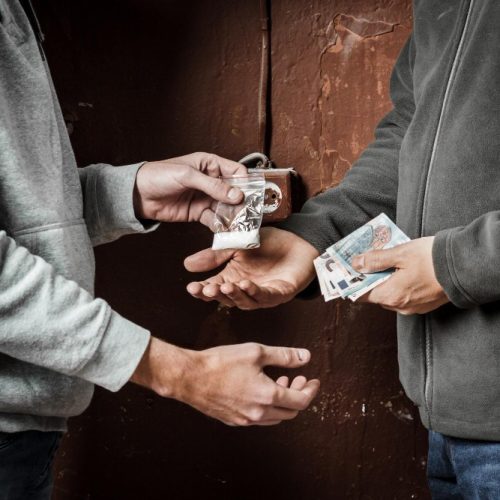 Deputados aprovam punição maior para tráfico de drogas em Universidades e Escolas