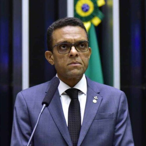 ”A igreja não é de Bolsonaro.” afirma deputado e pastor comunista Otoni de Paula durante entrevista 