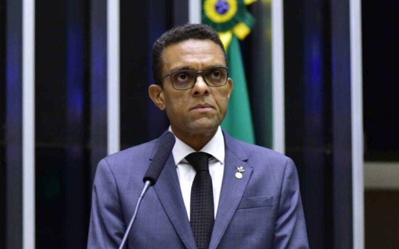”A igreja não é de Bolsonaro.” afirma deputado e pastor comunista Otoni de Paula durante entrevista 
