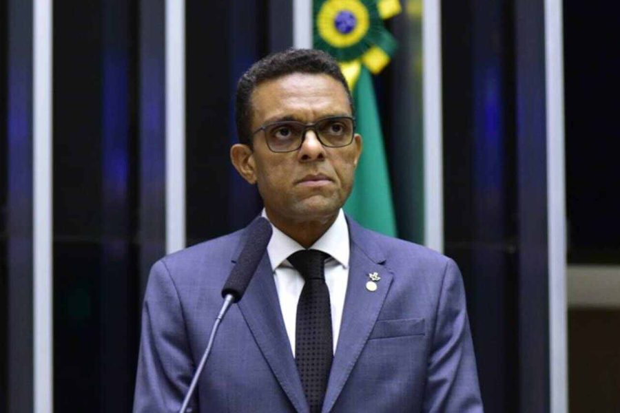 ”A igreja não é de Bolsonaro.” afirma deputado e pastor comunista Otoni de Paula durante entrevista 