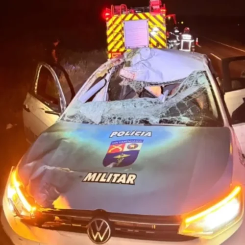 PMs se envolvem em grave acidente após colisão com cavalo solto no Sertão; um policial está intubado