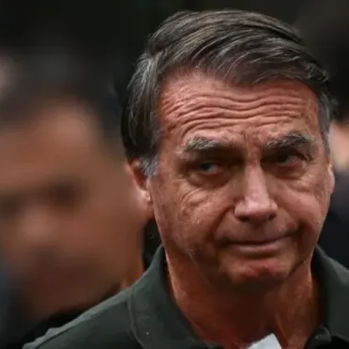 Defesa de Bolsonaro nega uso de celular em visita de Nikolas Ferreira