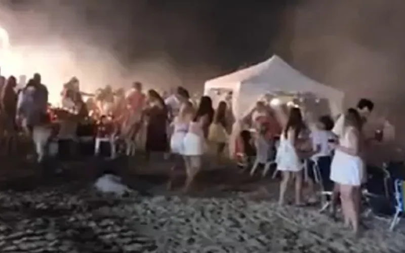 Jangada com fogos vira no mar e provoca pânico em Maragogi