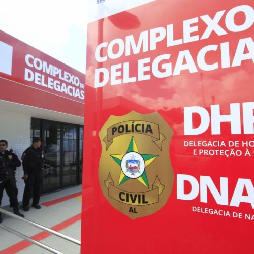 Mulher é presa suspeita de tentar matar companheiro a facadas em Maceió