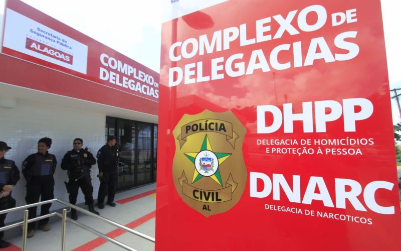 Mulher é presa suspeita de tentar matar companheiro a facadas em Maceió