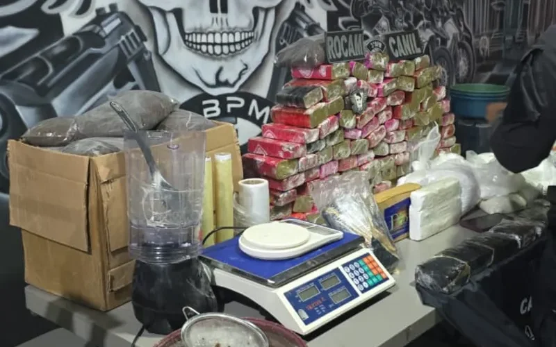 Polícia apreende mais de 50 kg de drogas em casa abandonada em Arapiraca