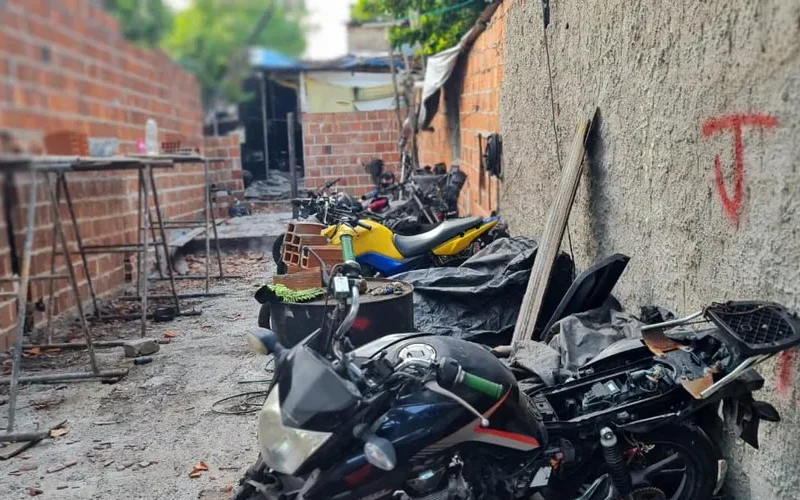 Casa usada como desmanche de motos roubadas é descoberta em Maceió