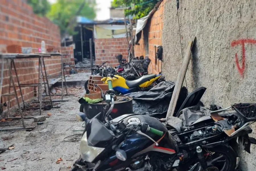 Casa usada como desmanche de motos roubadas é descoberta em Maceió