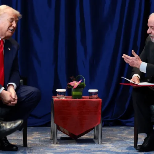 Eduardo Bolsonaro muda tom e elogia “conversa” entre Lula e Trump