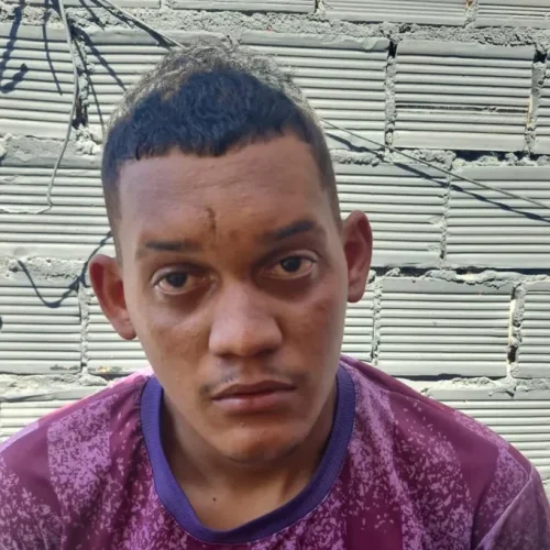 Polícia prende um dos suspeitos de matar homem e torturar mulher no Jacintinho