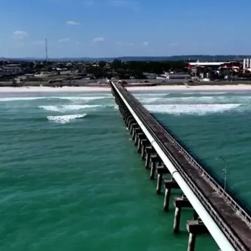Assista ao resgate de dois homens após catamarã afundar em Maceió