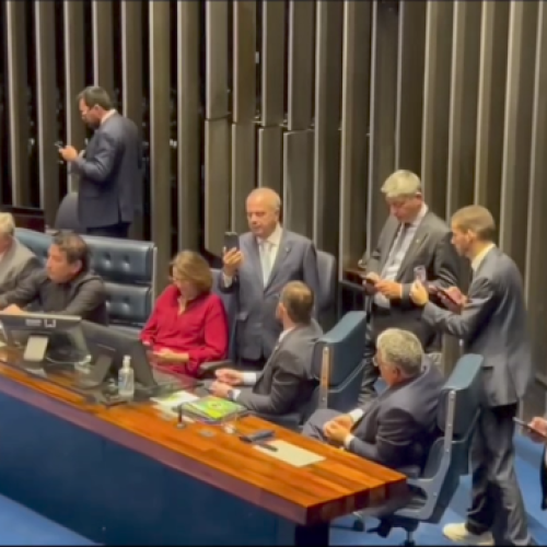 Políticos ocupam cadeiras do Congresso e afirmam que prisão de Bolsonaro é “violação dos humanos”
