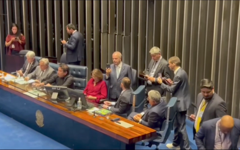 Políticos ocupam cadeiras do Congresso e afirmam que prisão de Bolsonaro é “violação dos humanos”