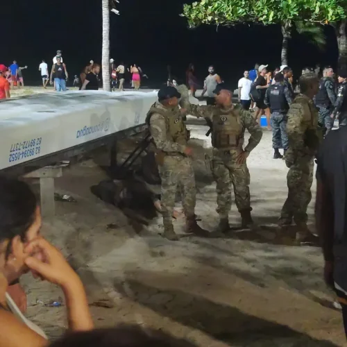 Homem é flagrado se masturbando na orla de pajuçara e população espanca suspeito