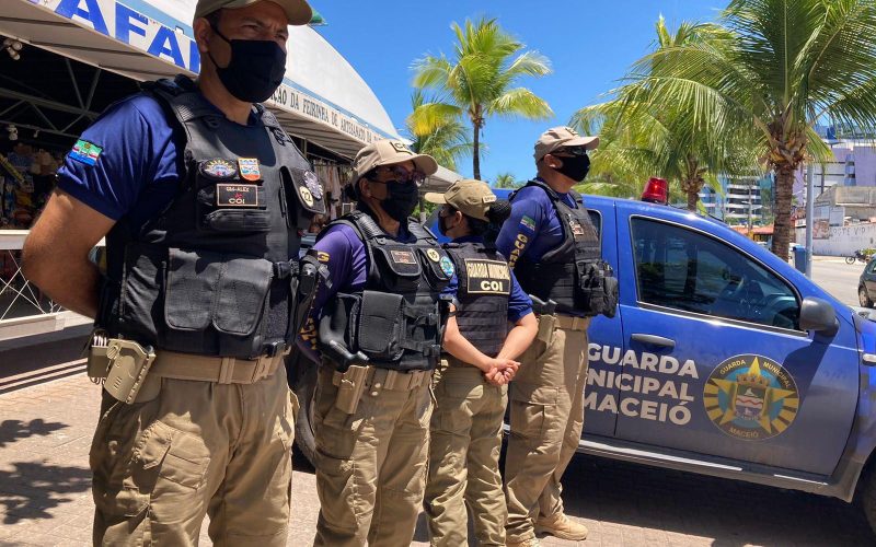 Homem é preso pela Guarda Civil e Alurb por descarte irregular de lixo em Maceió