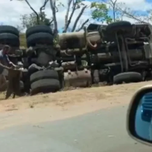 Caminhão tomba na BR-101 e deixa motorista ferido em Teotônio Vilela