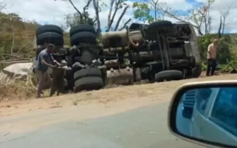 Caminhão tomba na BR-101 e deixa motorista ferido em Teotônio Vilela
