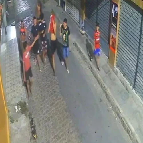 Vídeo flagra adolescentes cometendo atos de vandalismo no Jacintinho, em Maceió