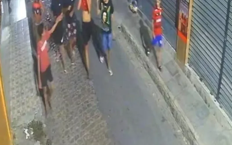 Vídeo flagra adolescentes cometendo atos de vandalismo no Jacintinho, em Maceió