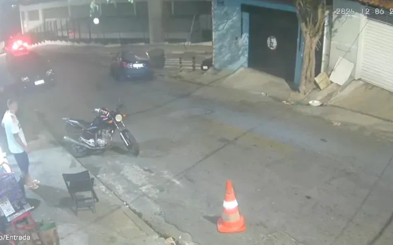 Mulher salta de carro em movimento após ser esfaqueada pelo ex