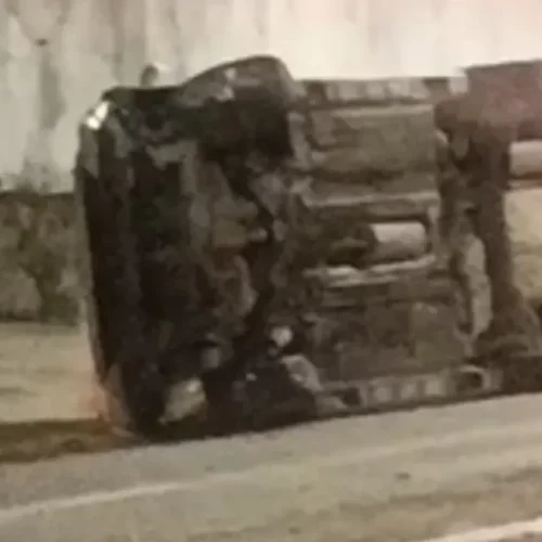 Carro com criança dentro capota em Jacarecica ; motociclista quase é atingido