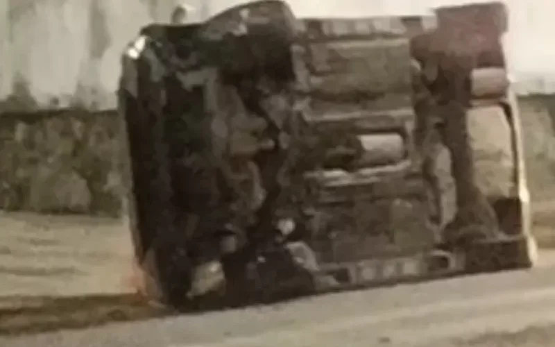 Carro com criança dentro capota em Jacarecica ; motociclista quase é atingido