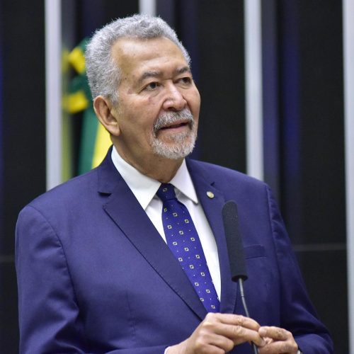 Paulão diz que Câmara não pode mais se omitir às ameaças de Eduardo Bolsonaro contra o Brasil