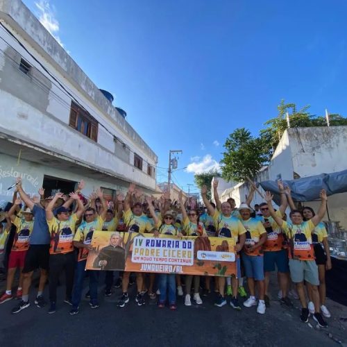 Prefeito Leandro Silva e família dão exemplo de fé e humildade ao lado dos romeiros de Junqueiro em Juazeiro do Norte