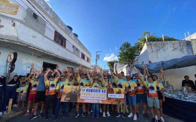 Prefeito Leandro Silva e família dão exemplo de fé e humildade ao lado dos romeiros de Junqueiro em Juazeiro do Norte