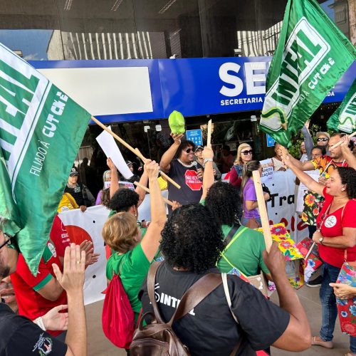 Em greve, servidores da Educação de Alagoas protestam por reajuste em frente à Sefaz