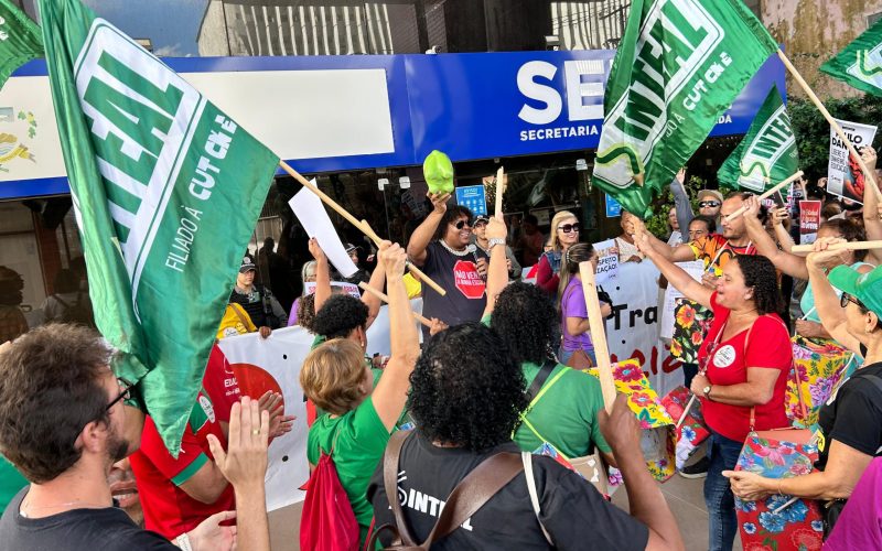 Em greve, servidores da Educação de Alagoas protestam por reajuste em frente à Sefaz
