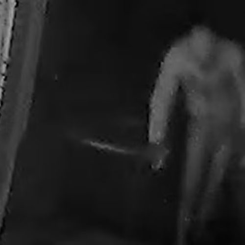 Bandido da calcinha? Homem invade restaurante, tira calça e coloca peça íntima