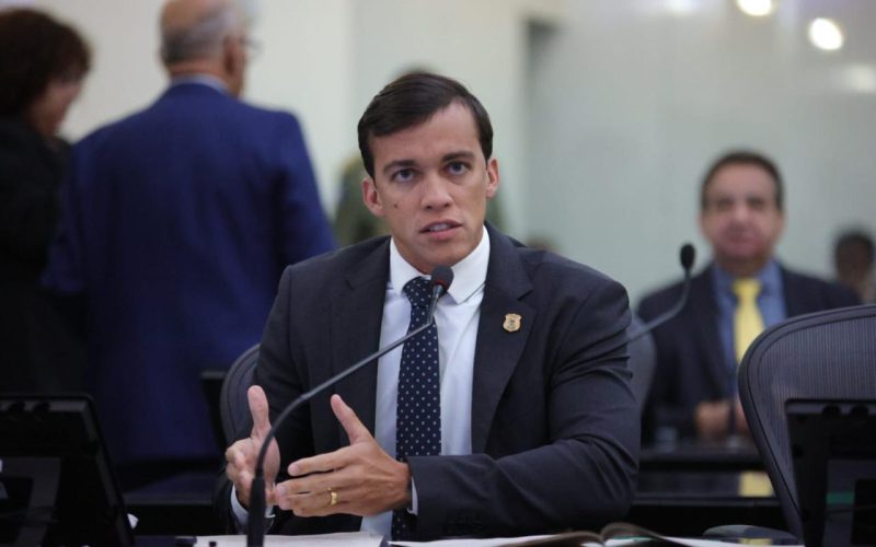 Deputado Leonam critica governador e cobra atendimento às demandas do SINTEAL