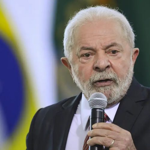 Lula critica articulação de aliados de Bolsonaro nos EUA e chama ofensiva de “traição à pátria”