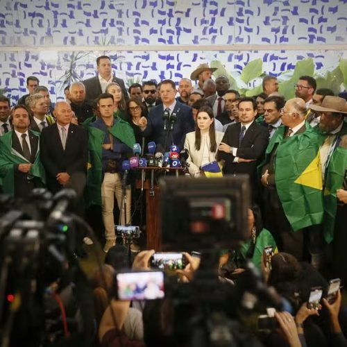 Oposição bolsonarista articula resposta política após prisão domiciliar de Bolsonaro