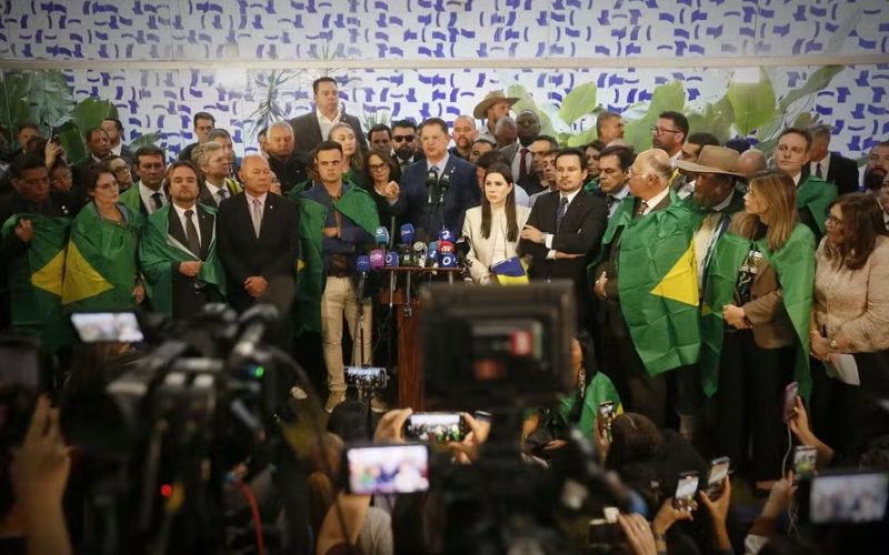 Oposição bolsonarista articula resposta política após prisão domiciliar de Bolsonaro