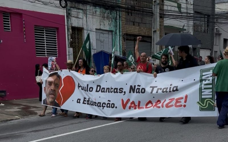 Profissionais da educação marcham até a sede do Governo de Alagoas e protestam: “Valorize a educação””