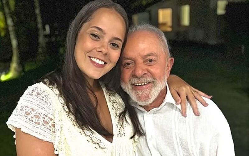 “Trapalhada pura”: Bia Lula debocha de prisão domiciliar de Bolsonaro